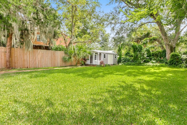 view of yard with an outbuilding