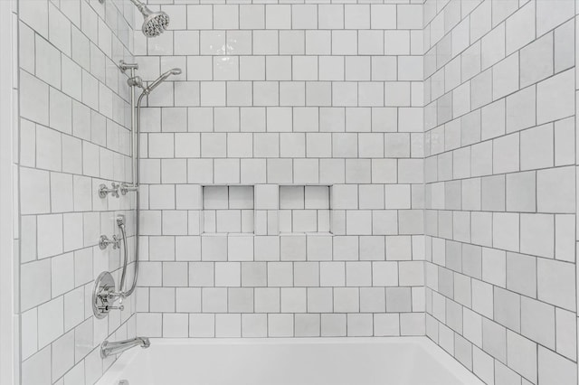 bathroom with tiled shower / bath combo