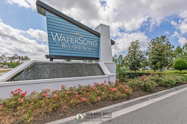 view of community / neighborhood sign