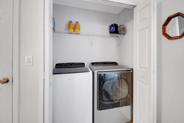 washroom featuring washing machine and clothes dryer