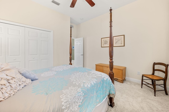 bedroom featuring ceiling fan, light carpet, baseboards, visible vents, and a closet