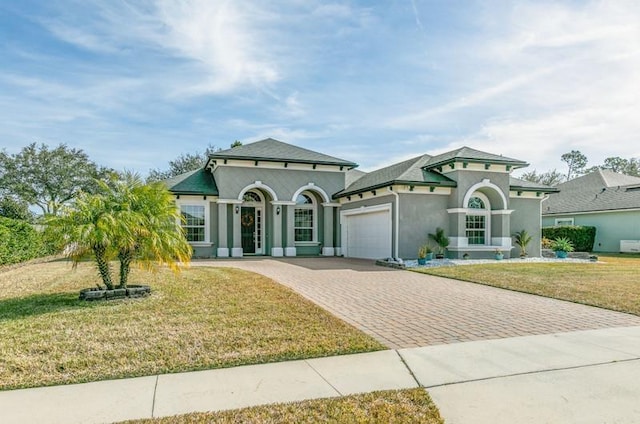 view of front of house featuring a garage and a front yard