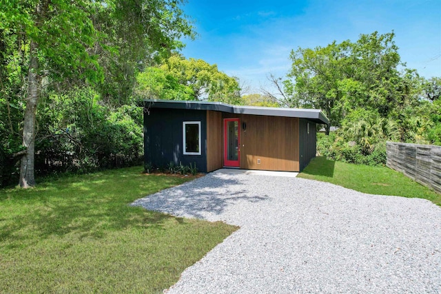 view of outdoor structure with driveway and an outdoor structure