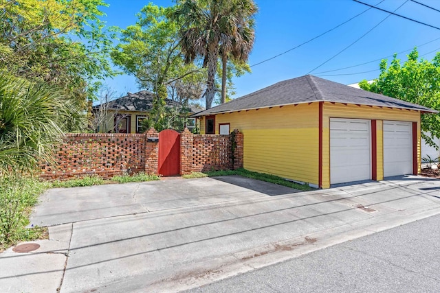 121 Washington St, Saint Augustine, FL 32084 - detached garage featuring a gate