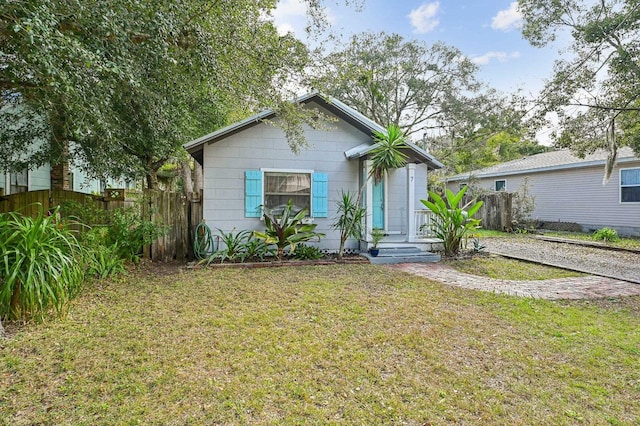 bungalow featuring a front yard