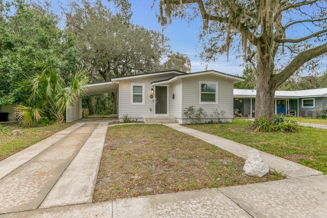 view of front of home featuring a carport and a front lawn