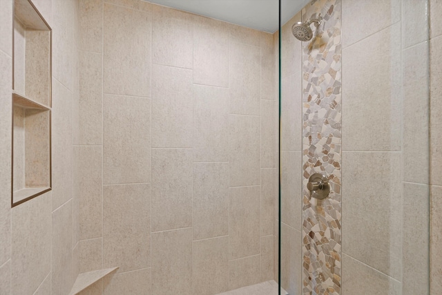 bathroom featuring a tile shower