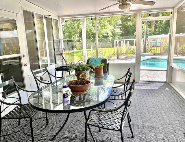 sunroom with ceiling fan