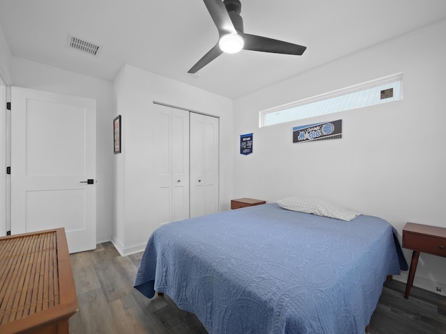 bedroom with hardwood / wood-style flooring, ceiling fan, and a closet