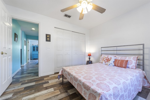 bedroom featuring ceiling fan, dark hardwood / wood-style floors, and a closet