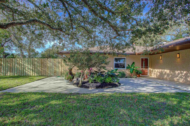 view of yard with a patio