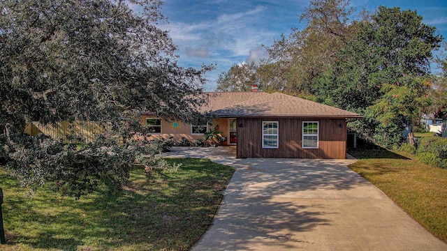 ranch-style house featuring a front lawn