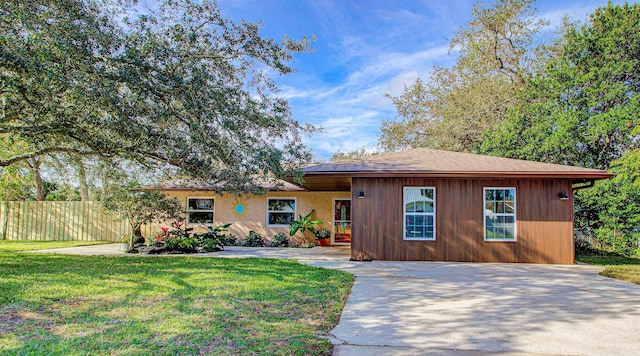 single story home featuring a front lawn