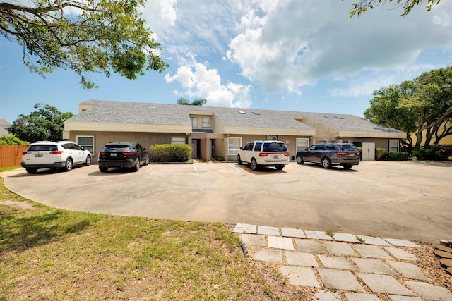 view of front of property featuring a front yard