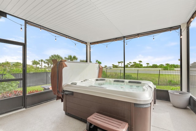 sunroom / solarium with a jacuzzi