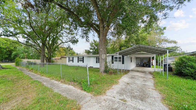 view of front of home featuring a front yard and a carport