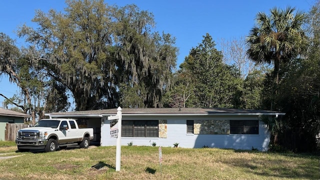 view of front of home featuring a front yard and fence