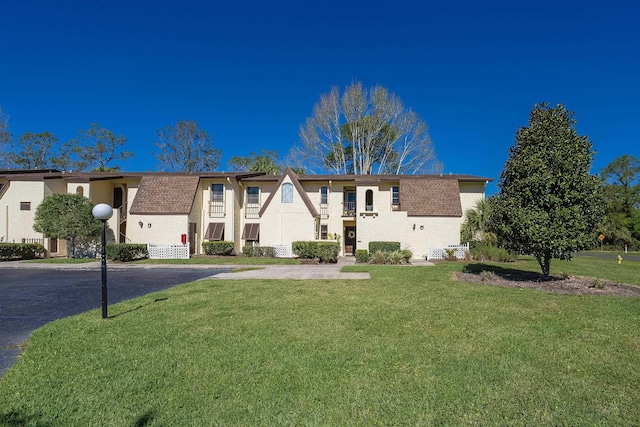 view of front of house featuring a front lawn