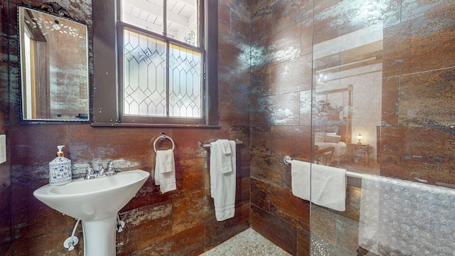 bathroom with decorative backsplash