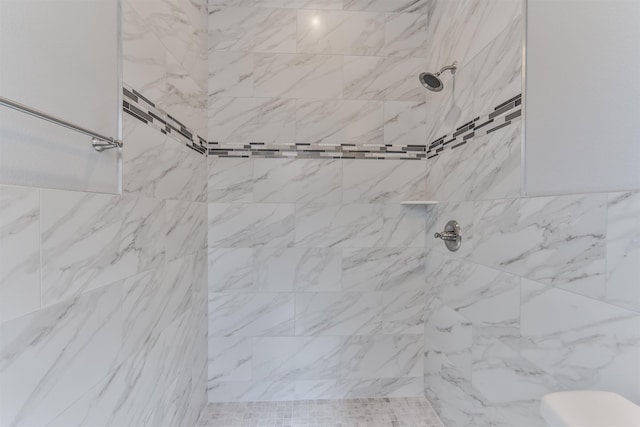 bathroom featuring a tile shower