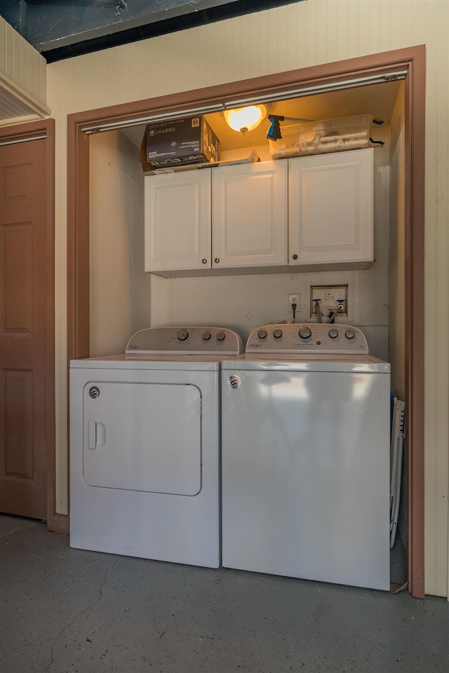 washroom featuring cabinets and washing machine and dryer