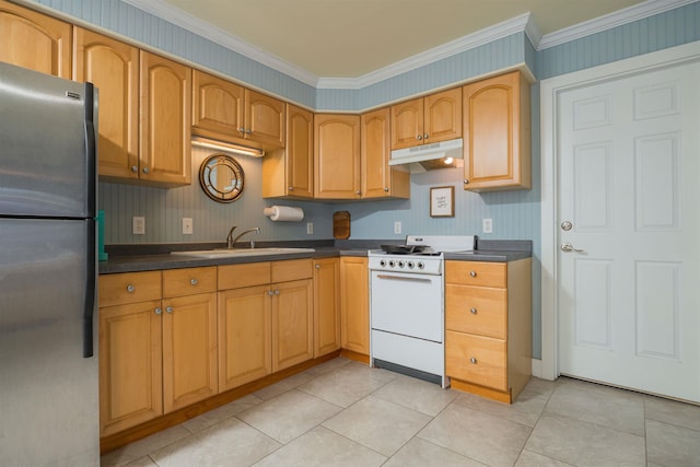 kitchen with sink, light tile patterned floors, stainless steel refrigerator, electric range, and ornamental molding