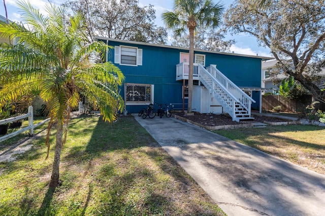 view of front of house featuring a front yard