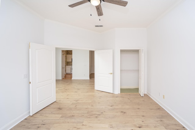 unfurnished bedroom with light wood-type flooring, a closet, ceiling fan, and ornamental molding