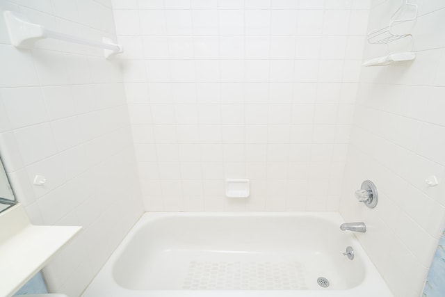 bathroom featuring tiled shower / bath combo