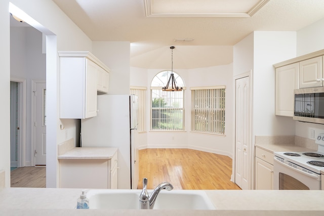 kitchen with sink, a chandelier, decorative light fixtures, white appliances, and light wood-type flooring