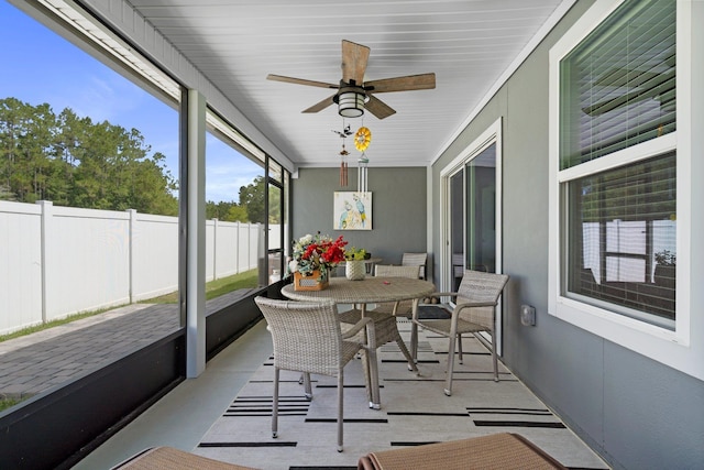 sunroom with ceiling fan