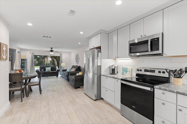 kitchen featuring visible vents, recessed lighting, stainless steel appliances, light wood-type flooring, and backsplash