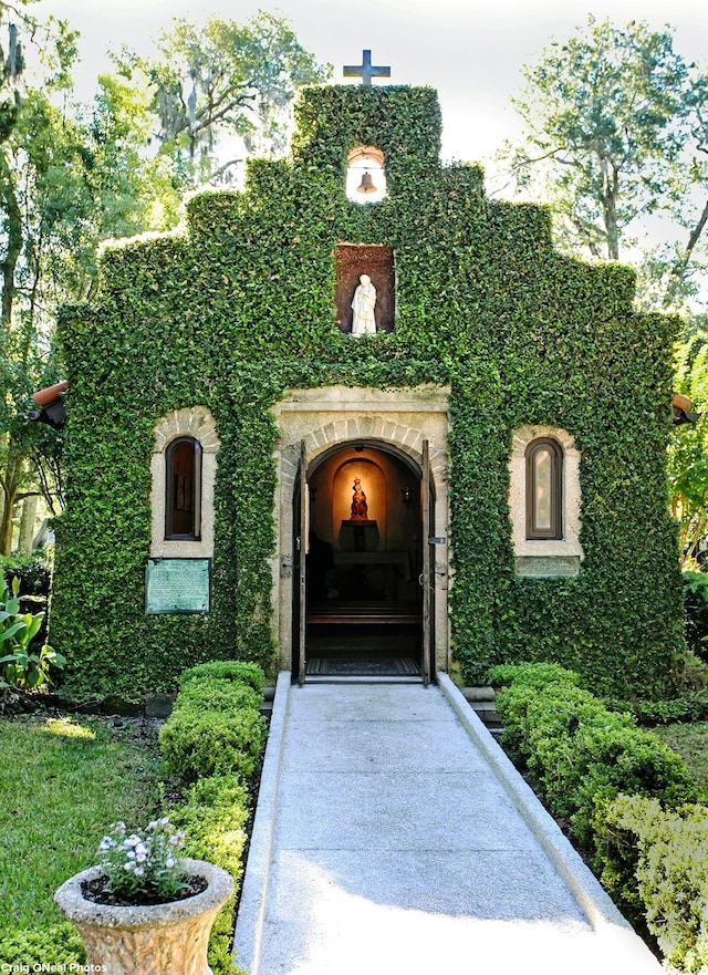 view of exterior entry