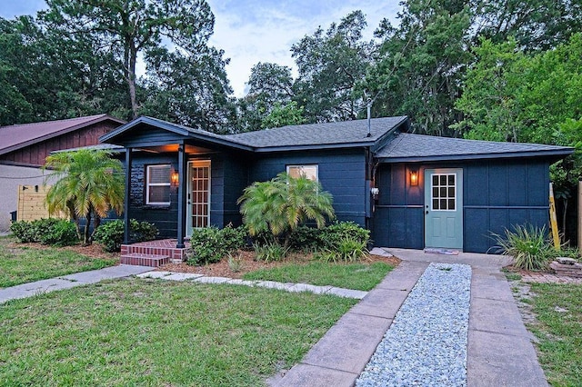 view of front of house featuring a front lawn