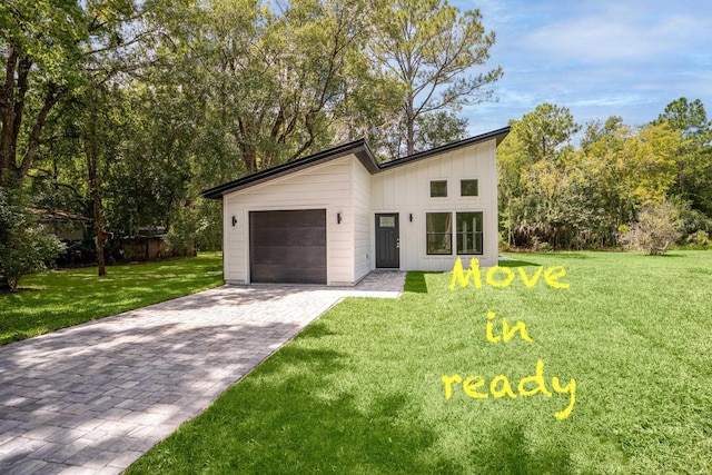 view of front of home featuring a garage and a front yard