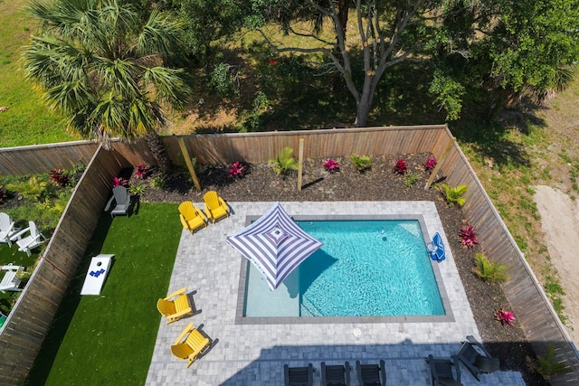 view of swimming pool with a yard