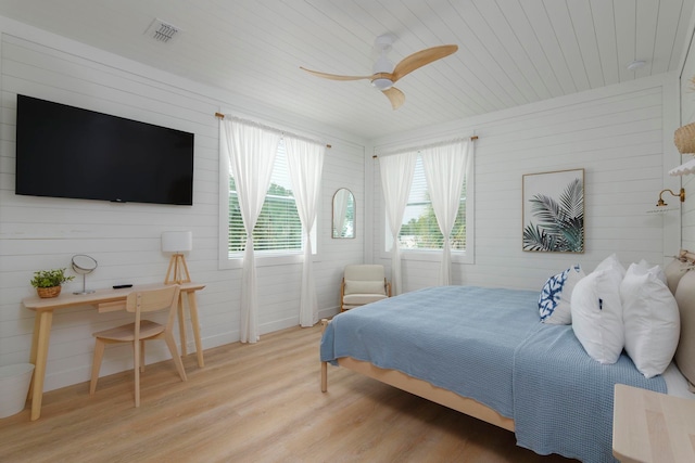 bedroom featuring light hardwood / wood-style floors and ceiling fan