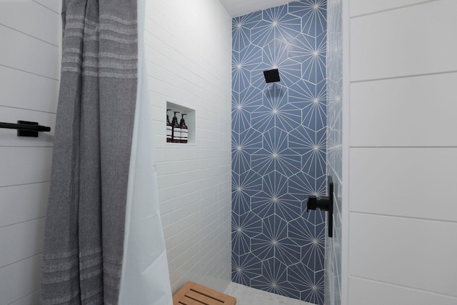 bathroom featuring a tile shower