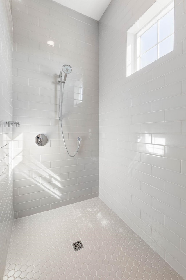 bathroom featuring a tile shower