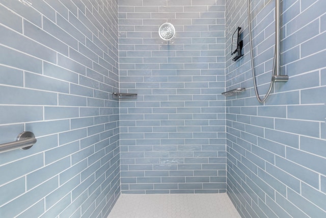 bathroom featuring a tile shower