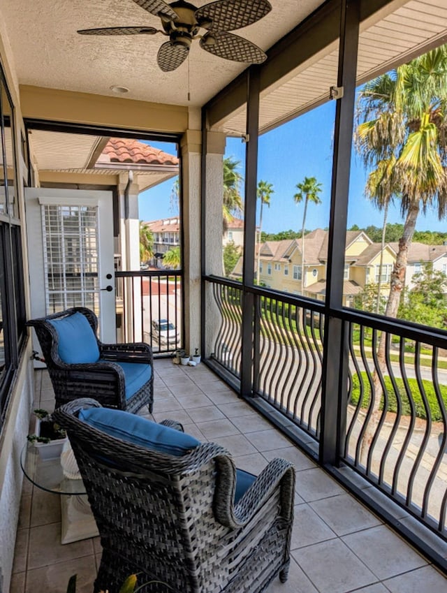 sunroom with ceiling fan