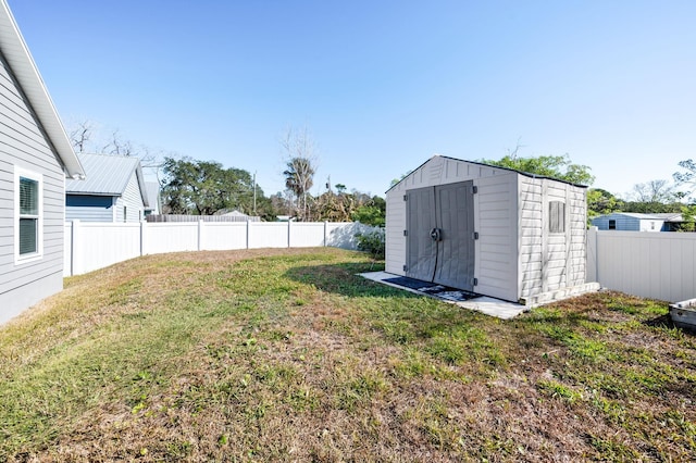 view of yard featuring a storage unit