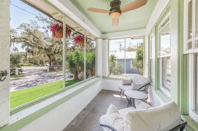 sunroom with ceiling fan