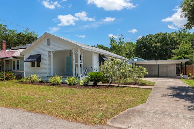 view of front of property featuring a front yard