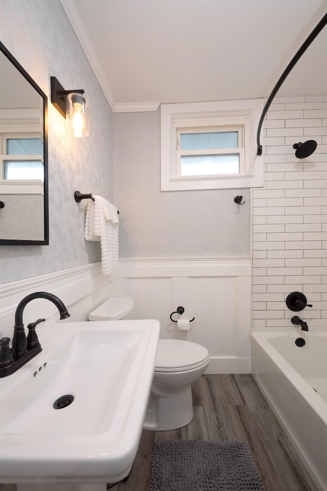 6 E Park Ave, Saint Augustine, FL 32084 - bathroom with crown molding, a wainscoted wall, wood finished floors, and washtub / shower combination