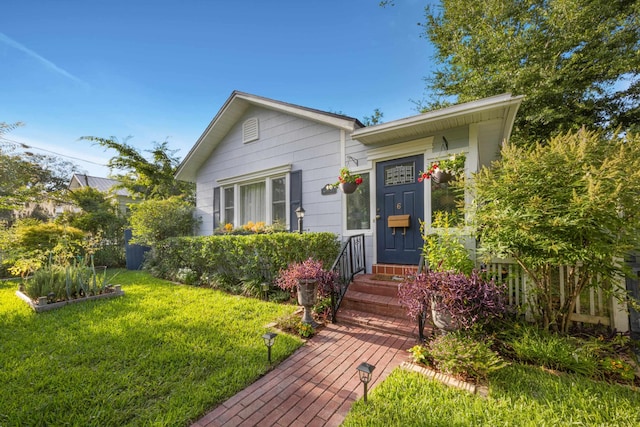 6 E Park Ave, Saint Augustine, FL 32084 - bungalow-style home with a front lawn and entry steps