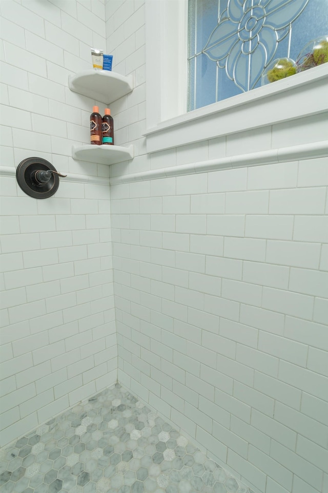 6 E Park Ave, Saint Augustine, FL 32084 - bathroom featuring a tile shower