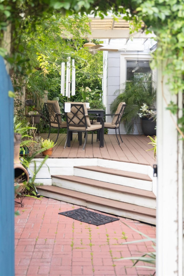 6 E Park Ave, Saint Augustine, FL 32084 - deck with outdoor dining area