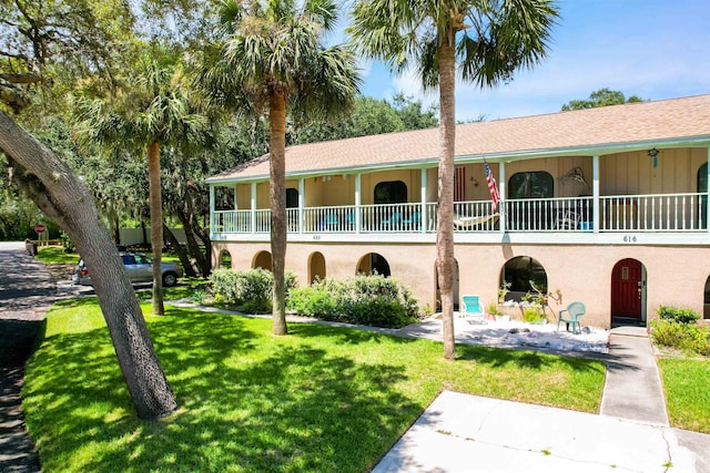 view of front of home featuring a front lawn