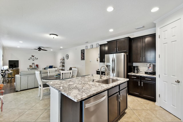 kitchen featuring stainless steel appliances, a kitchen island with sink, crown molding, sink, and ceiling fan